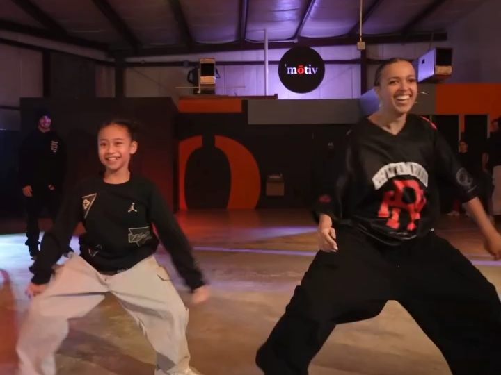 Mata Miyu出现在了Marlee Hightower的课堂