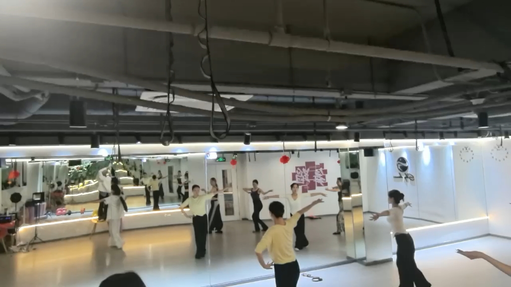 《秋风起》，好吧至少，打太极拳的打得不错，嘿嘿