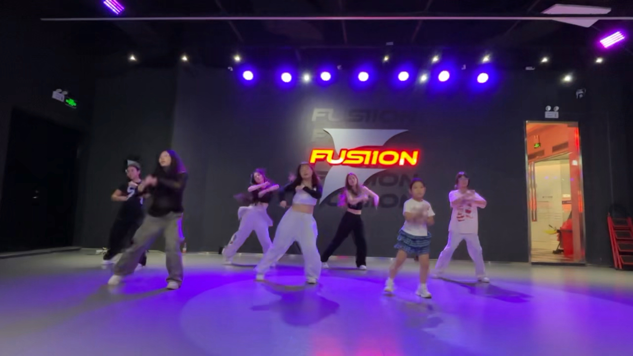 Kiss me more～律动嘻哈，看着简单，每根头发丝都在出汗