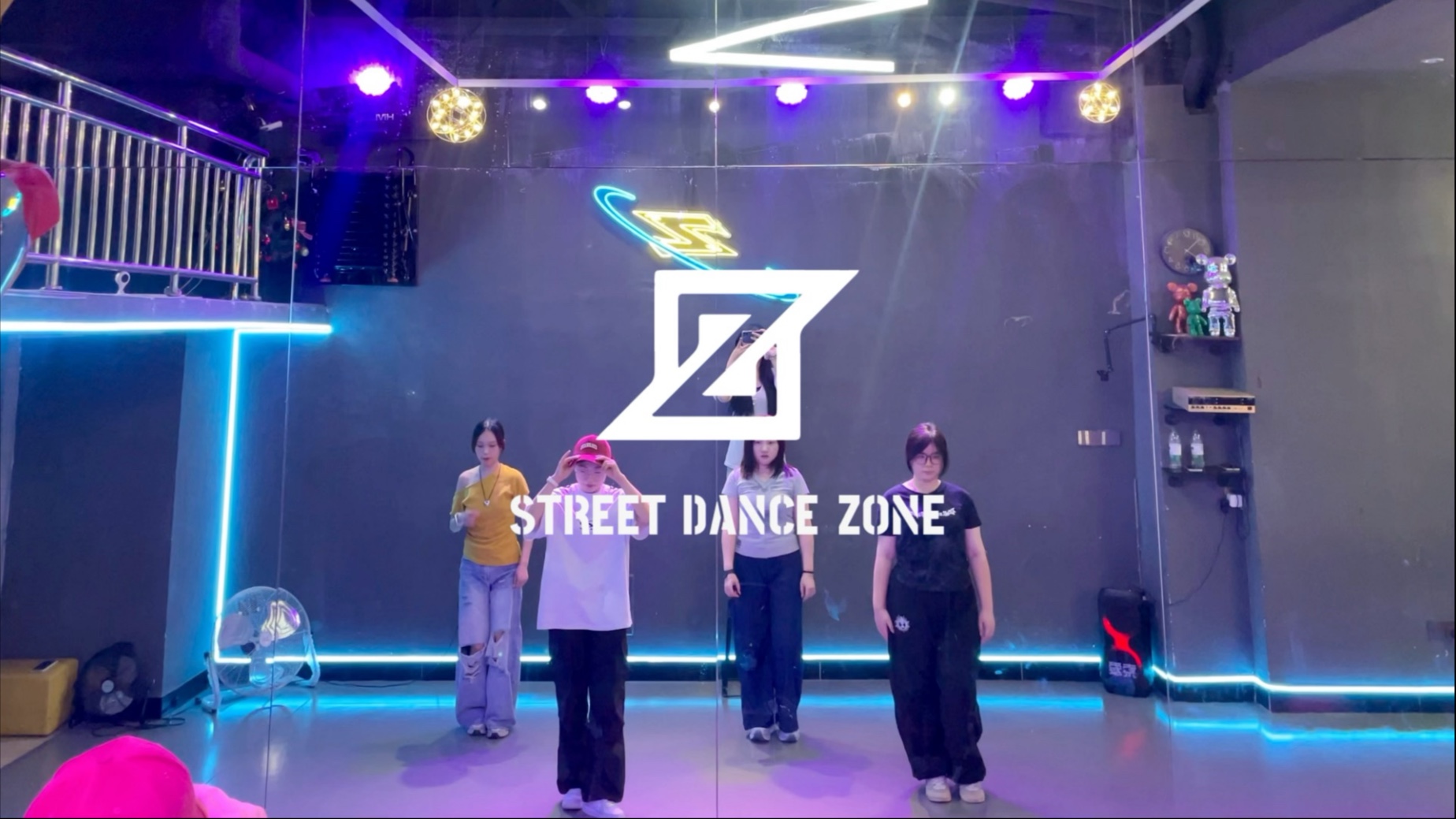 舞动瞬间似在为自己把电充