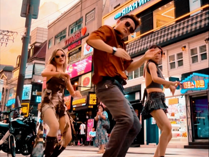 游逛江南区街头走一个，谢谢两位美女陪我跳舞[得意]#韩国#江南