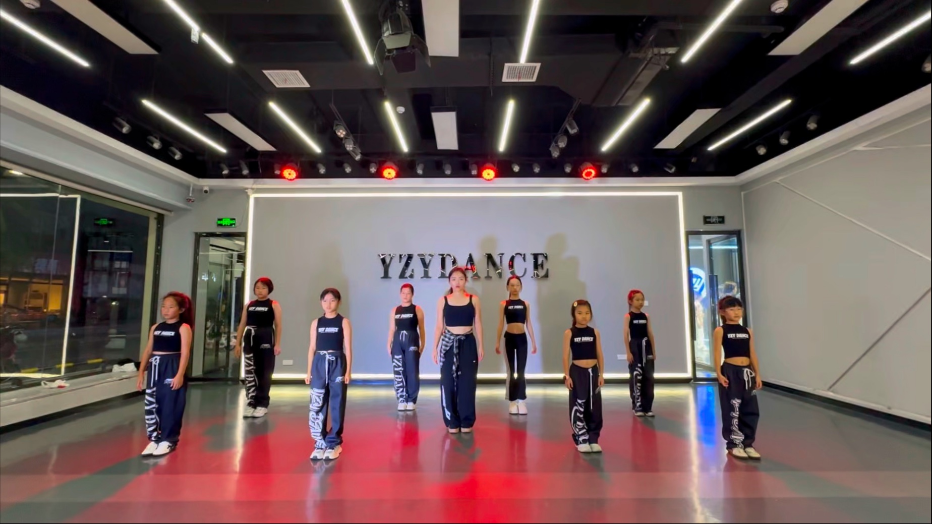 完整版来咯，宝贝们气势要冲出屏幕啦。帅气动感的爵士舞