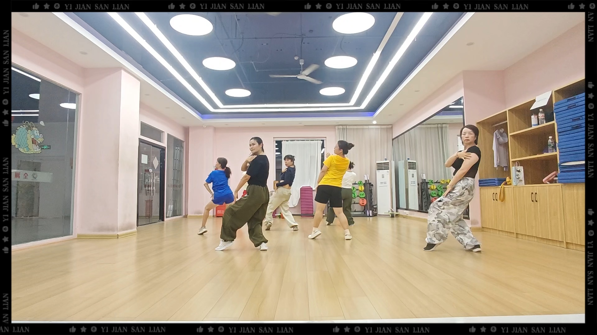 第一次穿卡其色阔腿裤，其实也不显胖