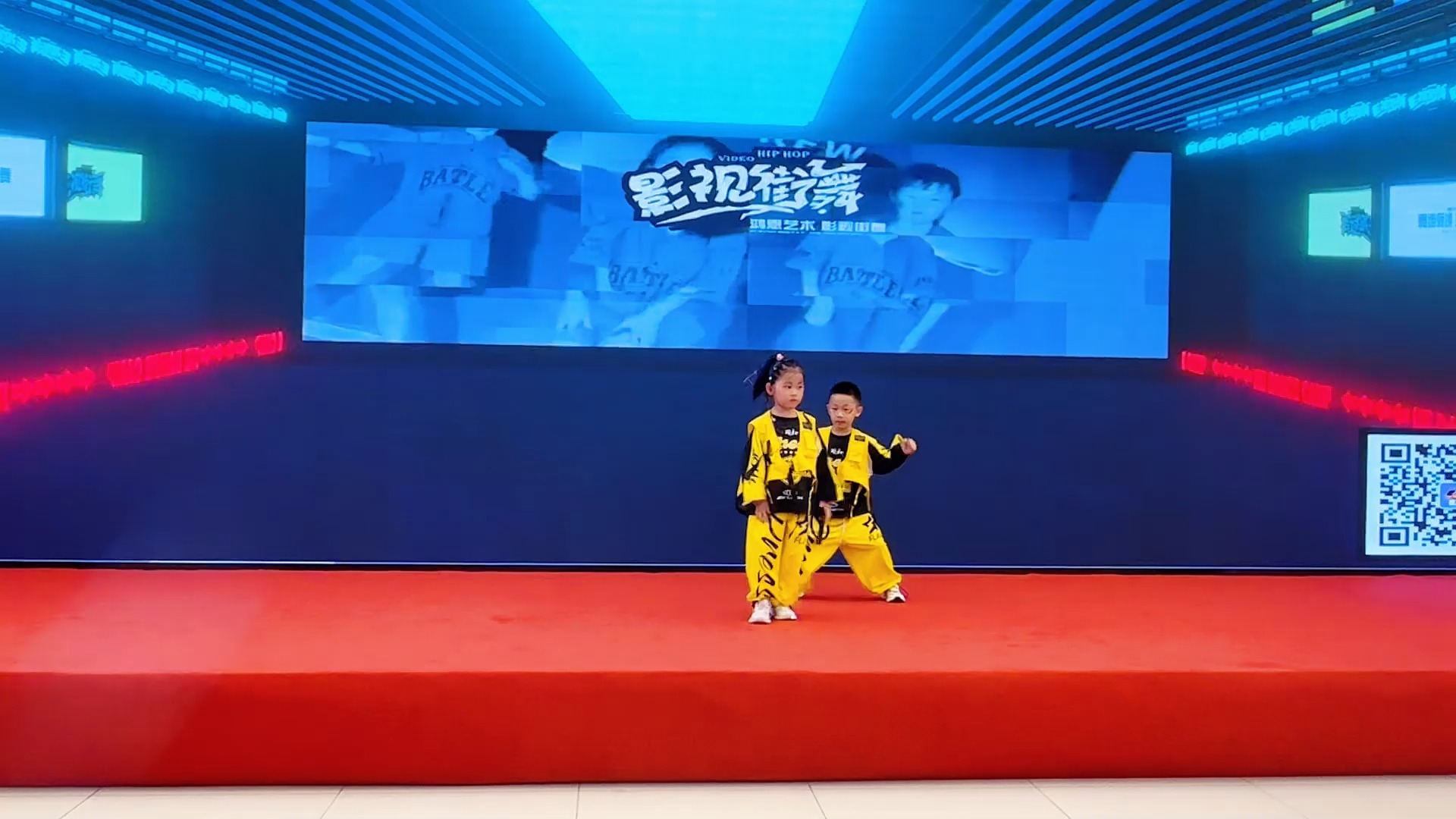 [鸿恩街舞]鹤岗萌娃街舞大世界舞蹈表演《最酷的小孩》