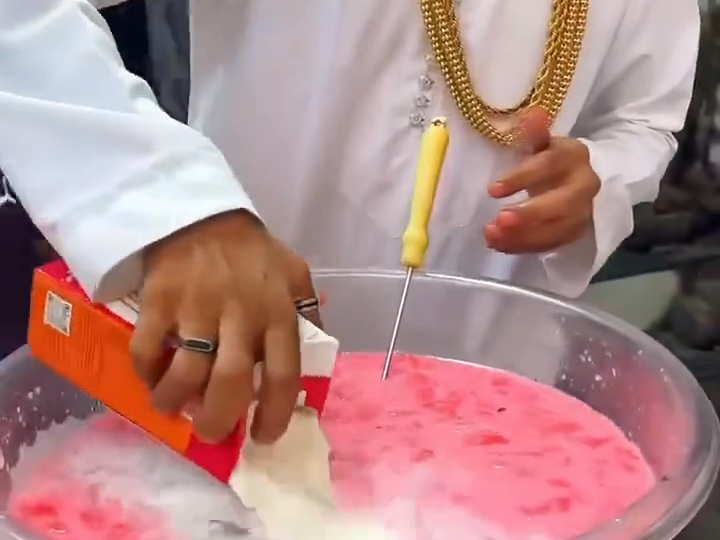 印度 街头卖西瓜奶昔的迪拜人