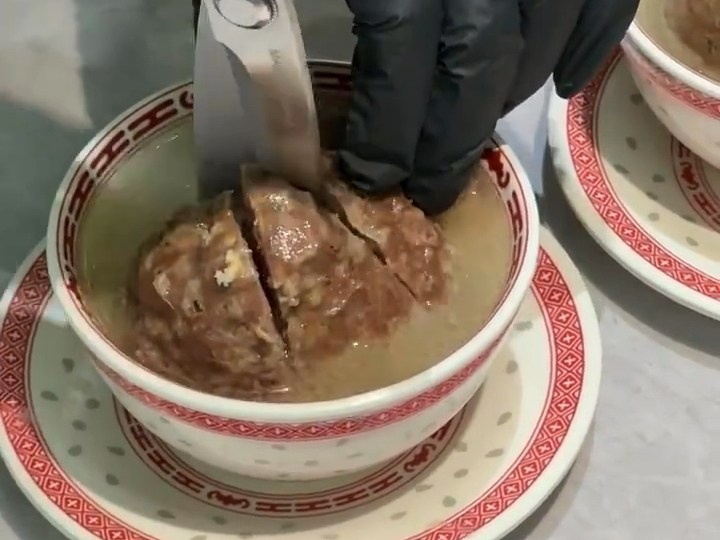剪开牛肉丸的那一瞬间，我的小脑萎缩了