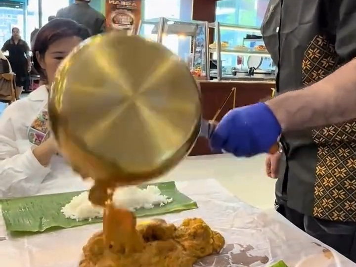 女子和闺蜜去餐厅吃饭，结果看到上的菜后绷不住了