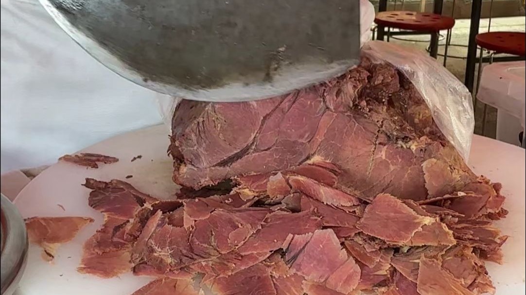 山西美女卖马肉甩饼，肉90元一斤，饼1.5元一张，饼卷肉5元一条