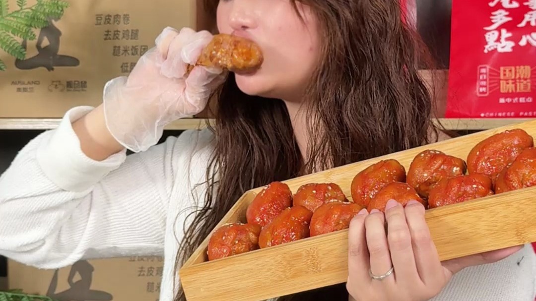 一个早上只吃青菜的女人，居然开始吃肉了……