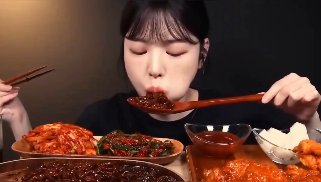 这个美女的胃像黑洞