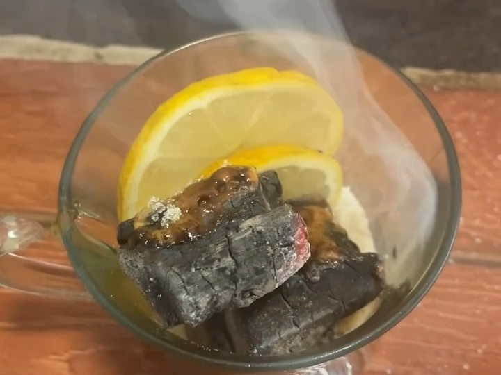 木炭茶制作：杯里放炭+糖+柠檬，热水一冲搞定…但敢喝的人不多！