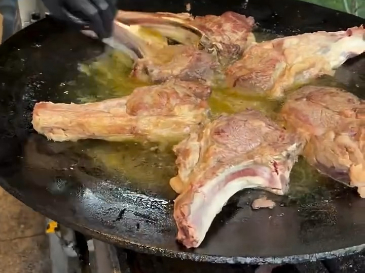 这战斧牛排真带劲啊