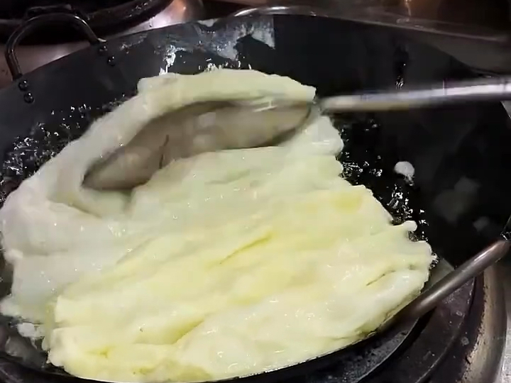 这是什么鸡蛋，一锅油都不带焦呢