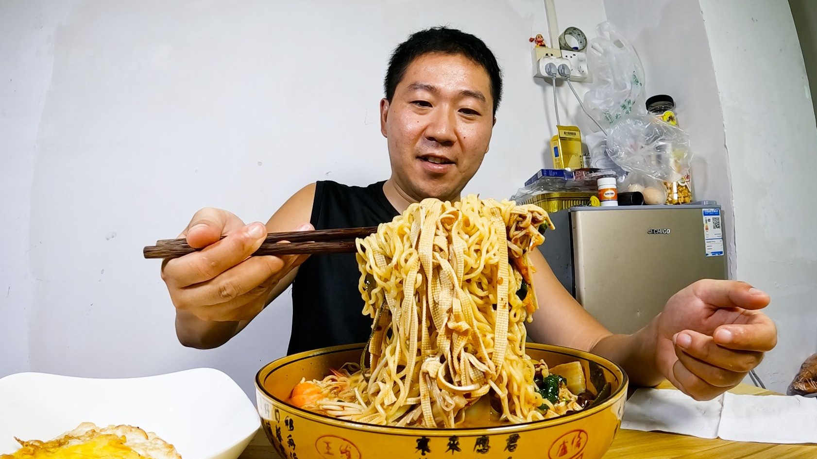 小哥下午休息，下班来一碗麻辣烫，吃完和家人去看电影