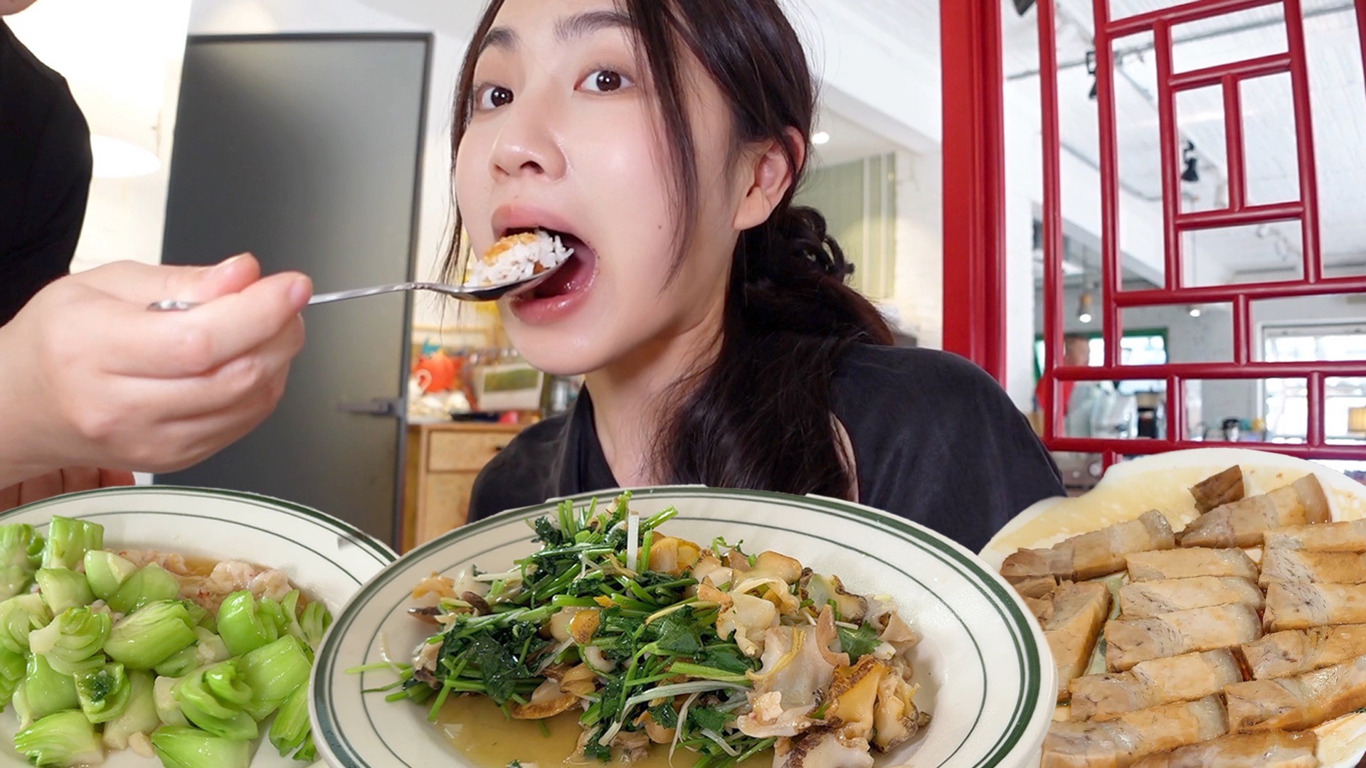 饭馆不能点餐，还有喂饭服务？！