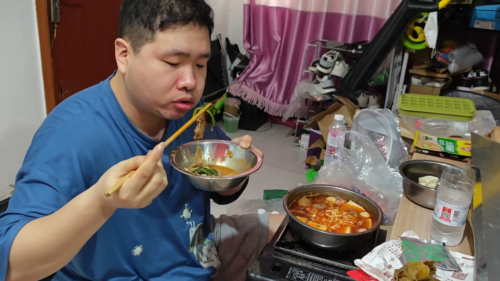 天太热了 在空调房里大吃大喝 煎饼就火锅配上小凉水 牢蒙又