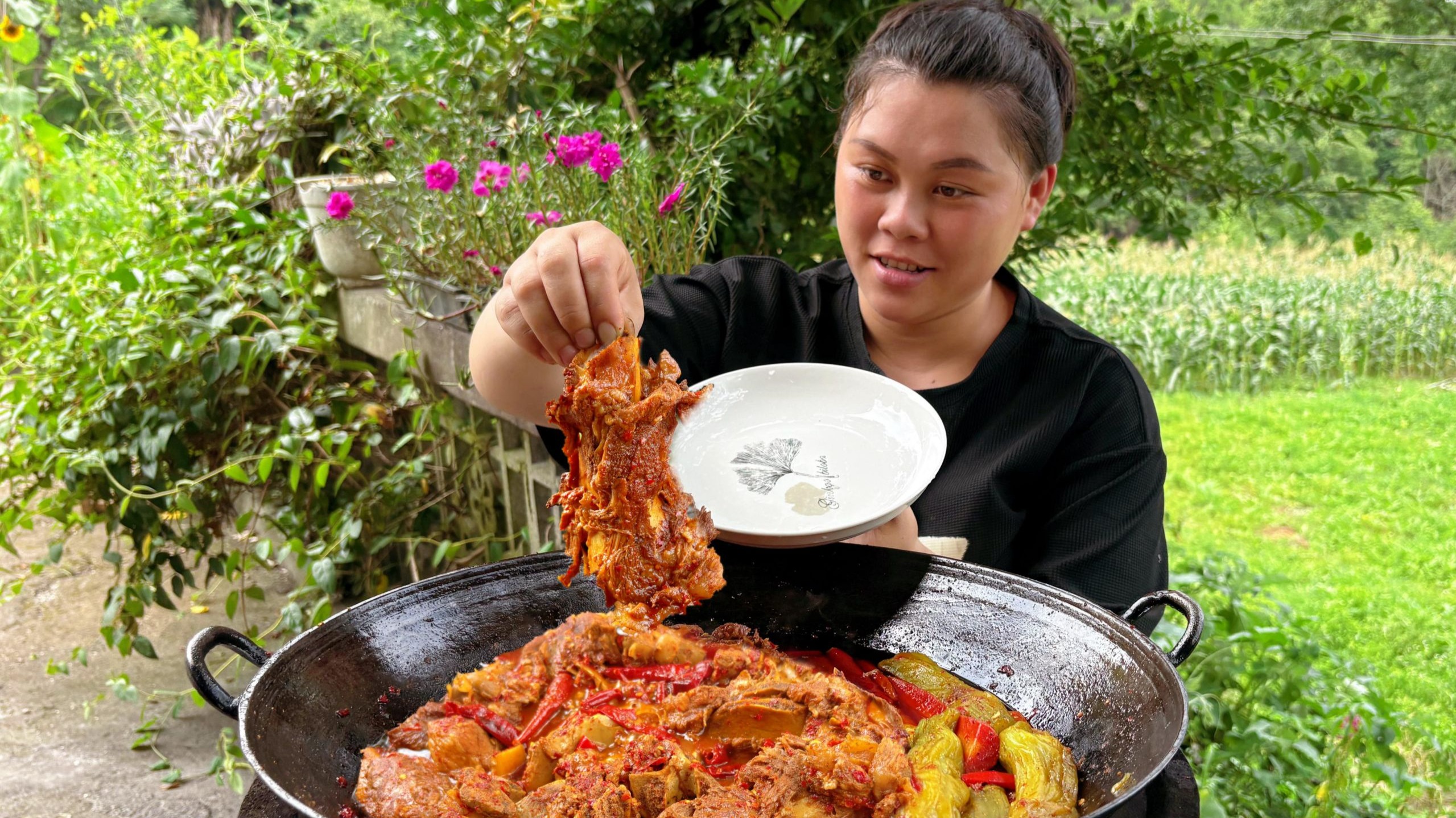 今天炖一锅又香又辣的大骨头吃过瘾