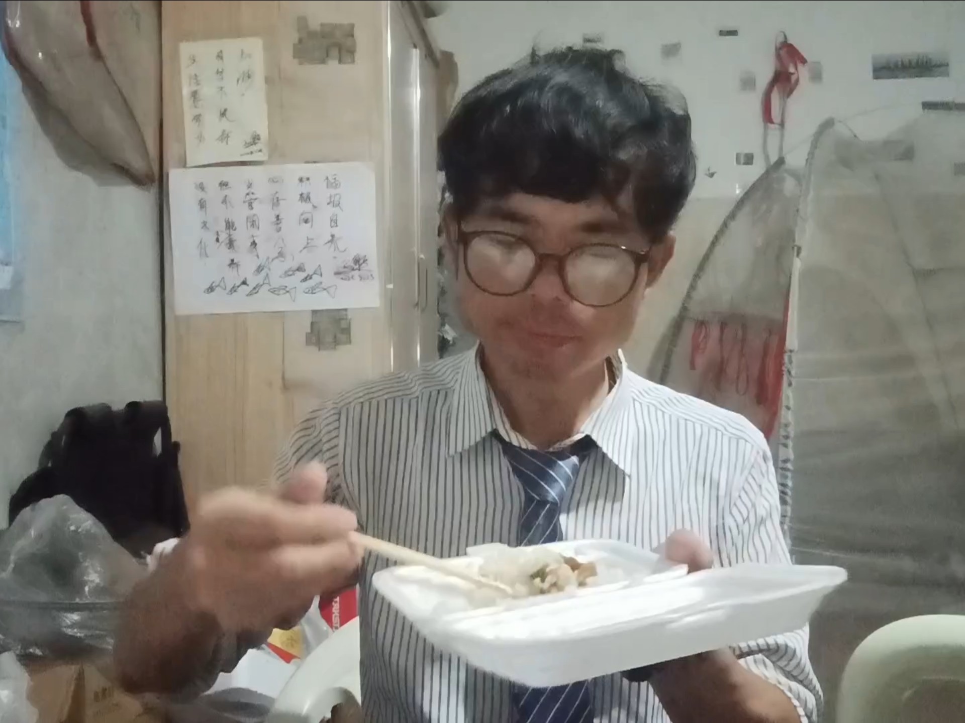 今天的晚餐吃的价值10块钱的快餐盒饭，一份白米饭一份青菜和一