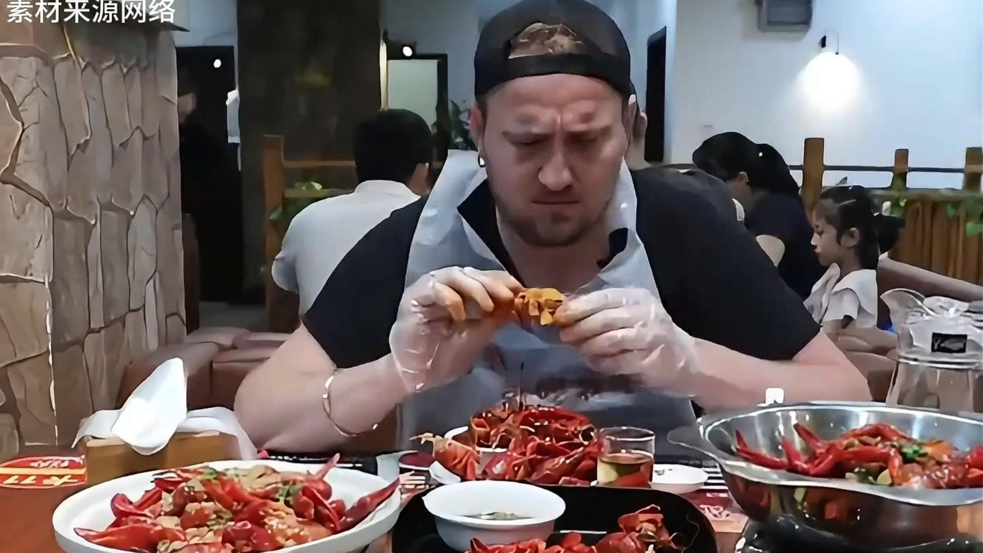 老外第一次吃生煎包，仿佛打开了新大陆！