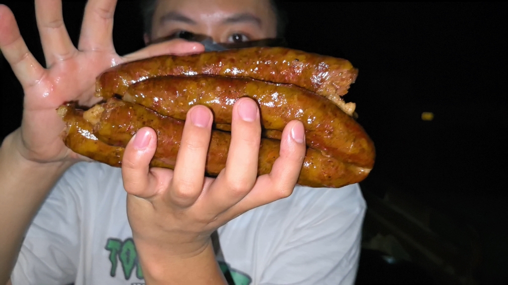 看似简单的摆摊卖卤肉，无形中却总是聚集了很多人，摆摊摆摊，摆的