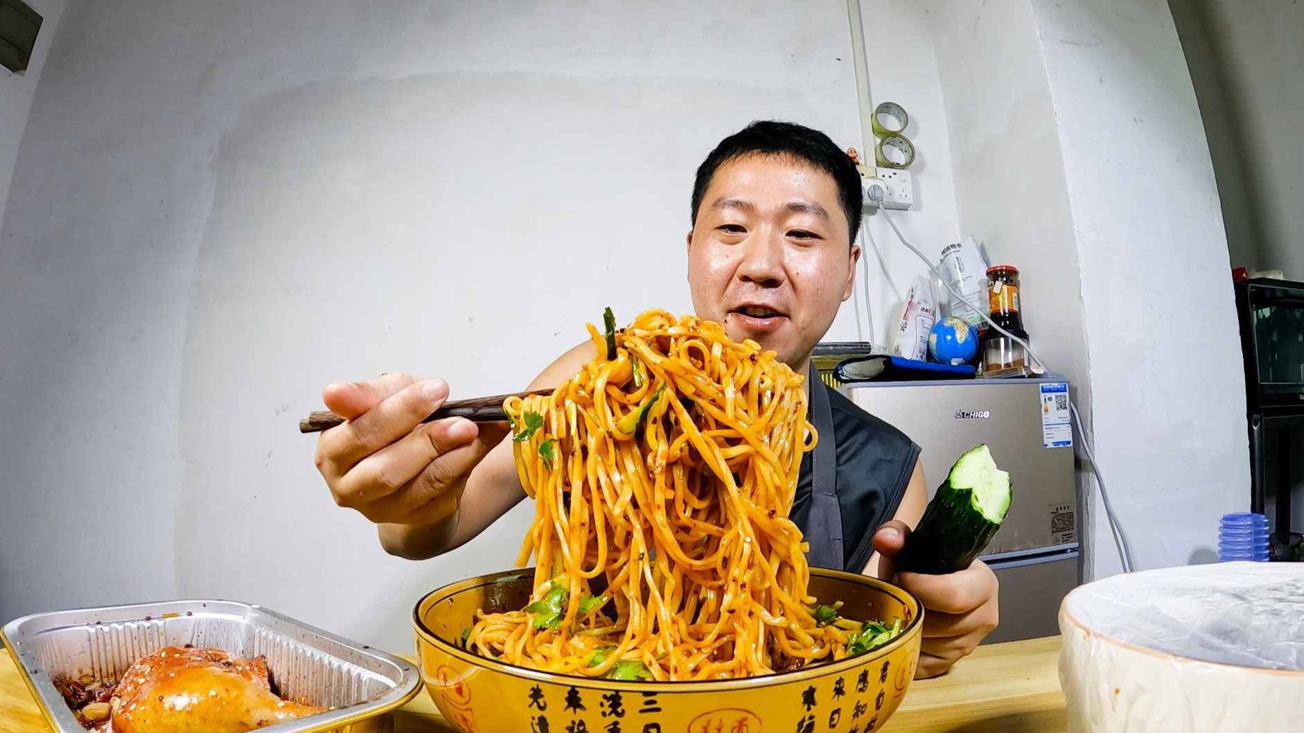 小哥下班饿了吃一斤炸酱面，再来一个手枪腿，香