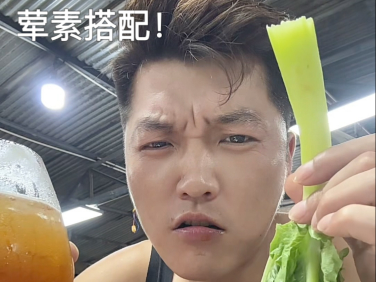 秋天第一顿烤羊排安排上了，夜宵还得看烧烤，列气！