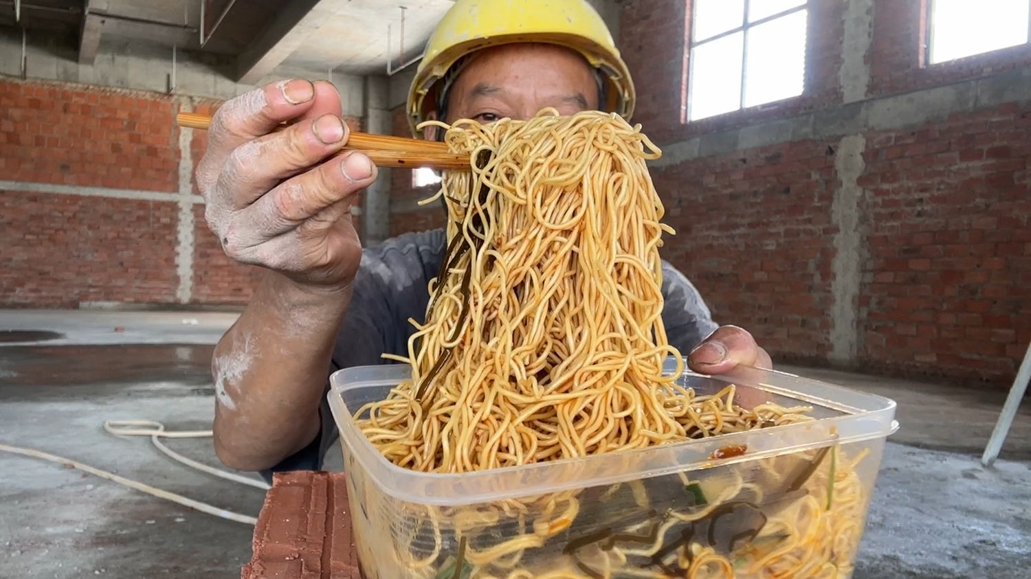 工地喝10斤水，吃一斤凉面，太热了地上睡一觉