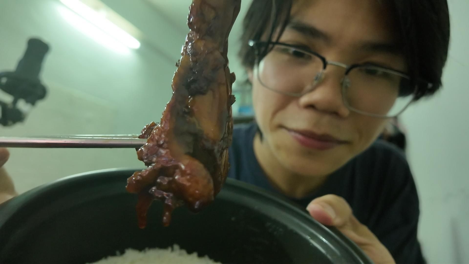 下水道鼠鼠开始做饭喽，今天买了两个大鸡腿做可乐鸡腿，大口干饭