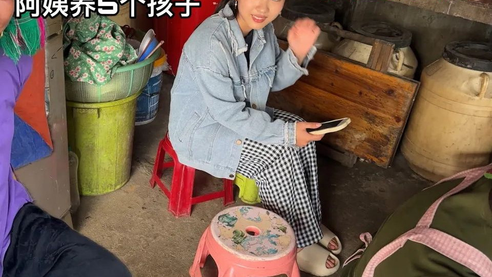终于到小庄姑娘家看她怎么做米粉了，买水果送给阿姨养5个孩子
