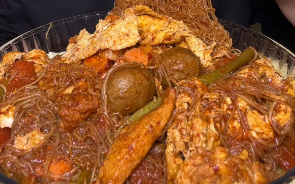 大块鸡蛋炒粉丝来了～ 鸡蛋配上油汪汪的粉丝 一吃一个不吱声