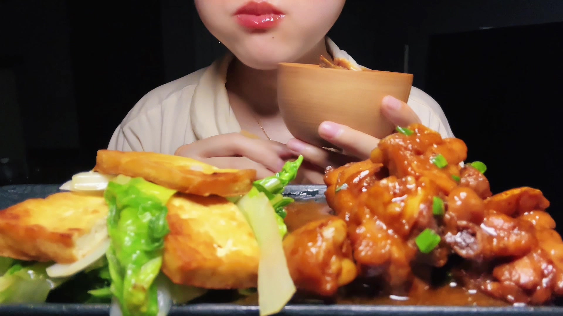 葱油鸡腿嘎嘣脆，一口能把牙蹦碎！/美食/原创/葱油焖鸡/咀嚼音/