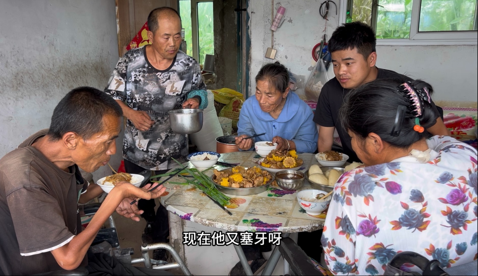脑梗老爸炖排骨改善伙食，还不忘叫丈母娘一家来吃，画面很是温馨