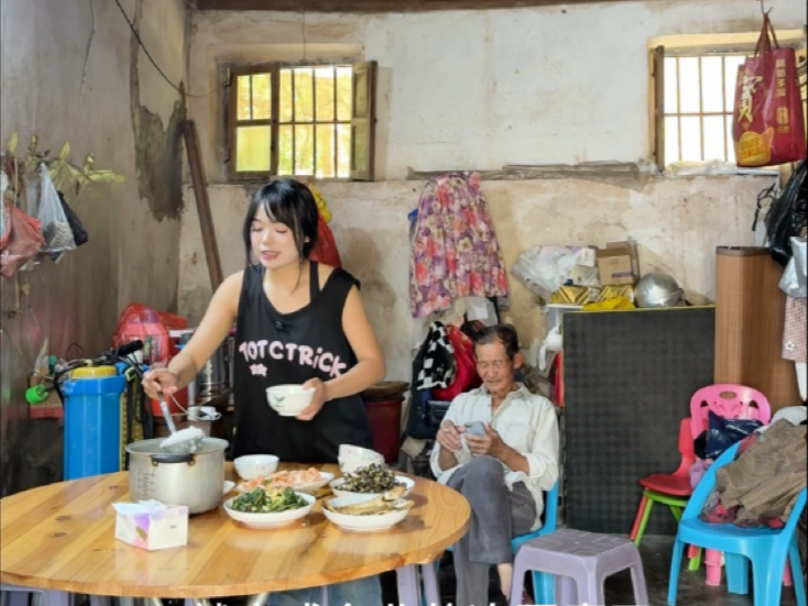 中午小叔来家里吃饭，花了21块钱做了四个菜~