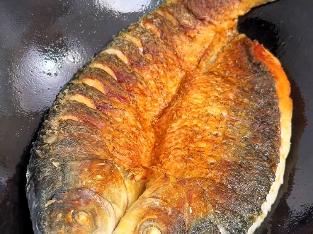 脆皮麻辣烤鱼家常做法，只需要一口铁锅就能搞定，鱼肉鲜嫩，麻辣入