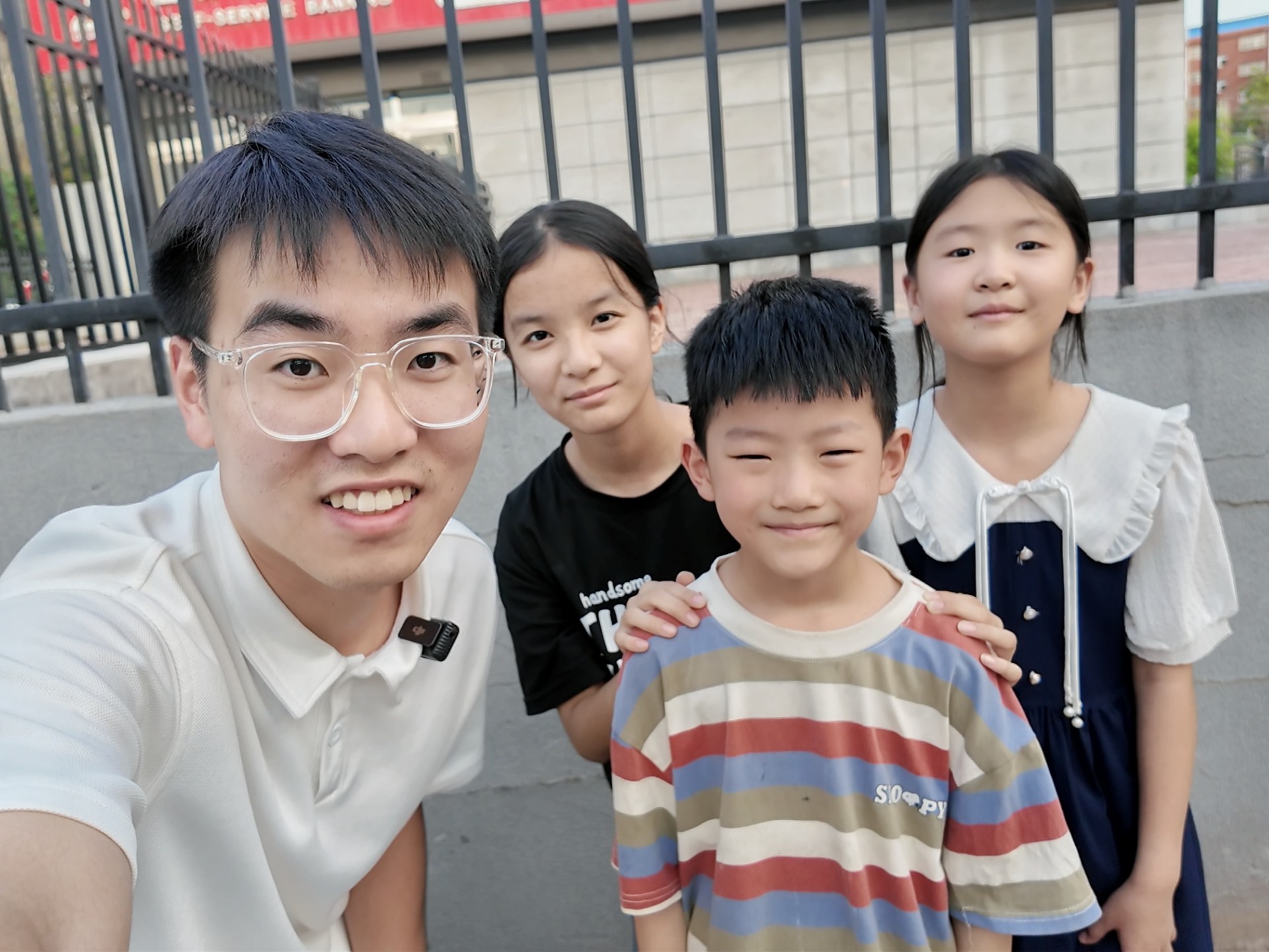 周三半价，四兄妹45元横扫乡镇汉堡店，表妹半年没吃了啊！