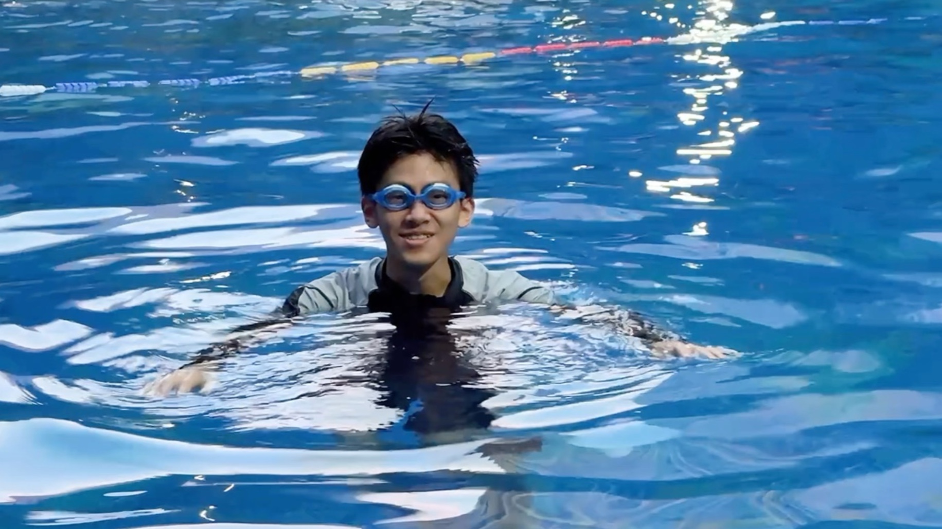 15岁少年想去游泳，一个小伙伴都没约到，好沮丧