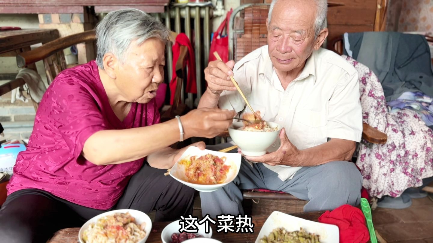 热天里农村大娘做凉面配肉给菜！大爷烫酒二两，一人一大碗吃得爽