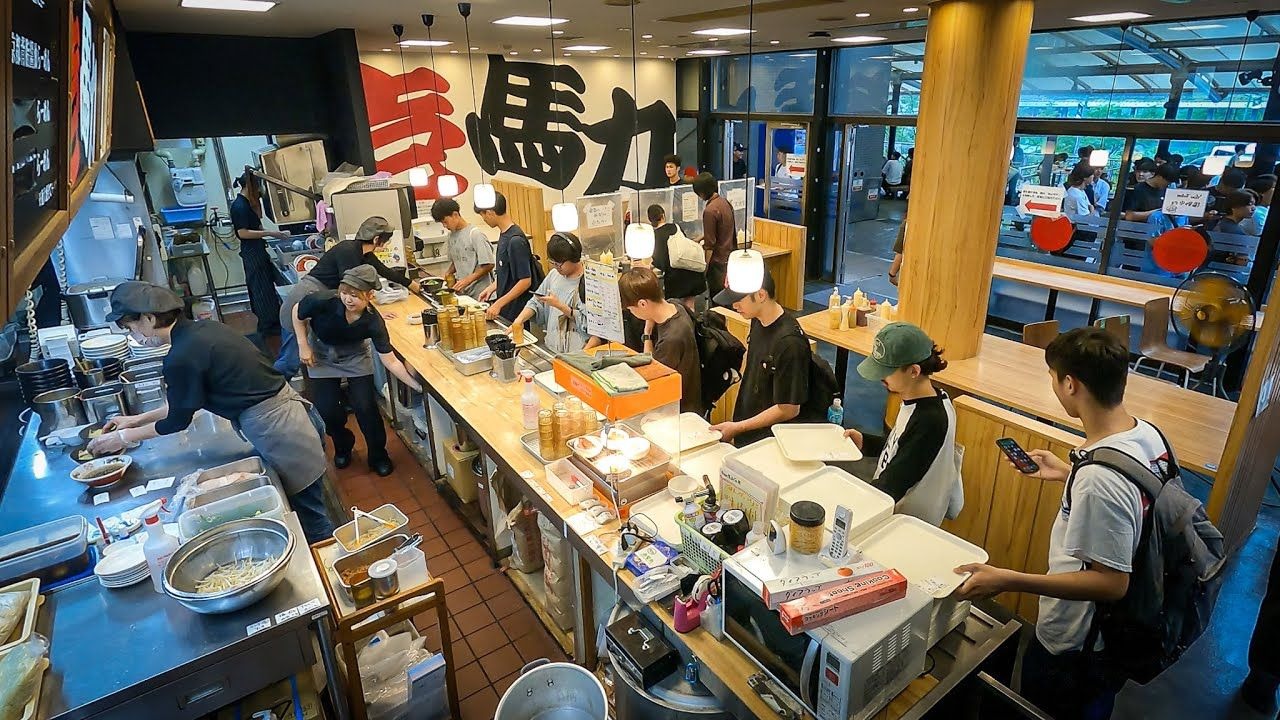日本街头美食：汤鲜味美！午餐时间学生们蜂拥而至，400多碗拉面瞬