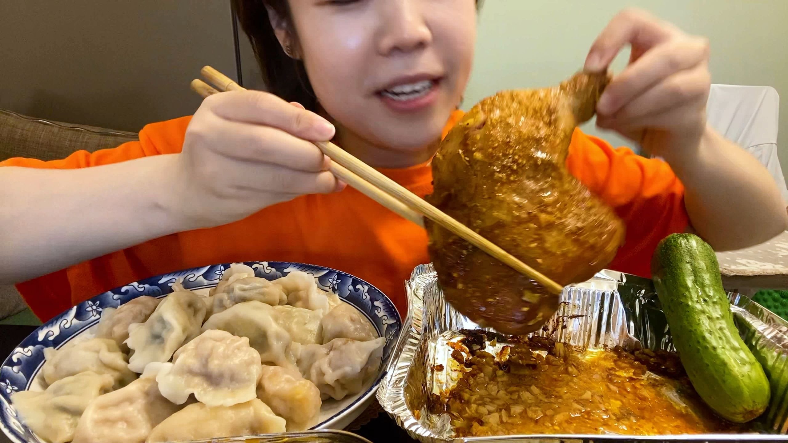 自家双馅儿饺子配自己烤的手枪腿 还有占公家便宜的辣椒油