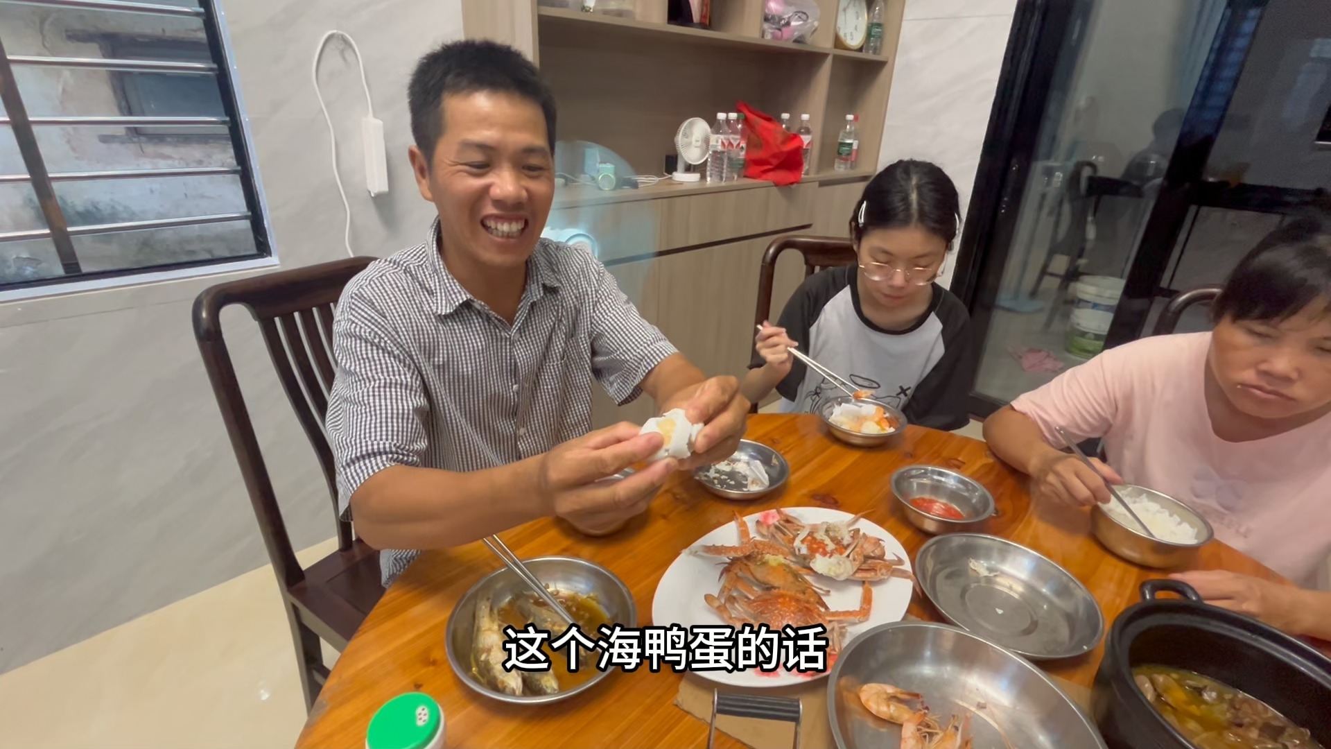 马上就开渔了，内海湾的海鲜小池一锅蒸，大角虾花蟹做熟大家吃