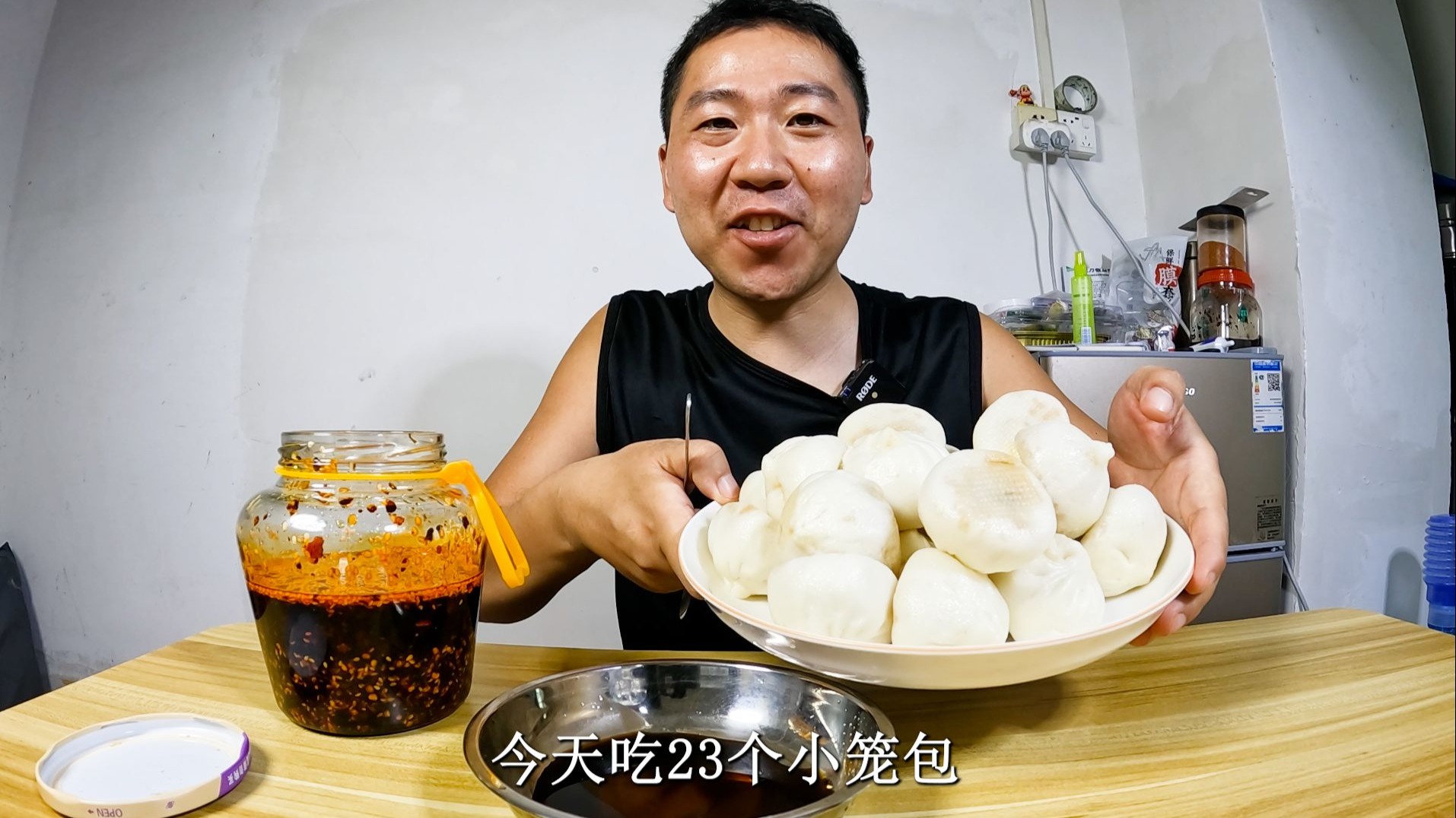 小哥下班吃23个小笼包，再配上一瓶快乐水，美味