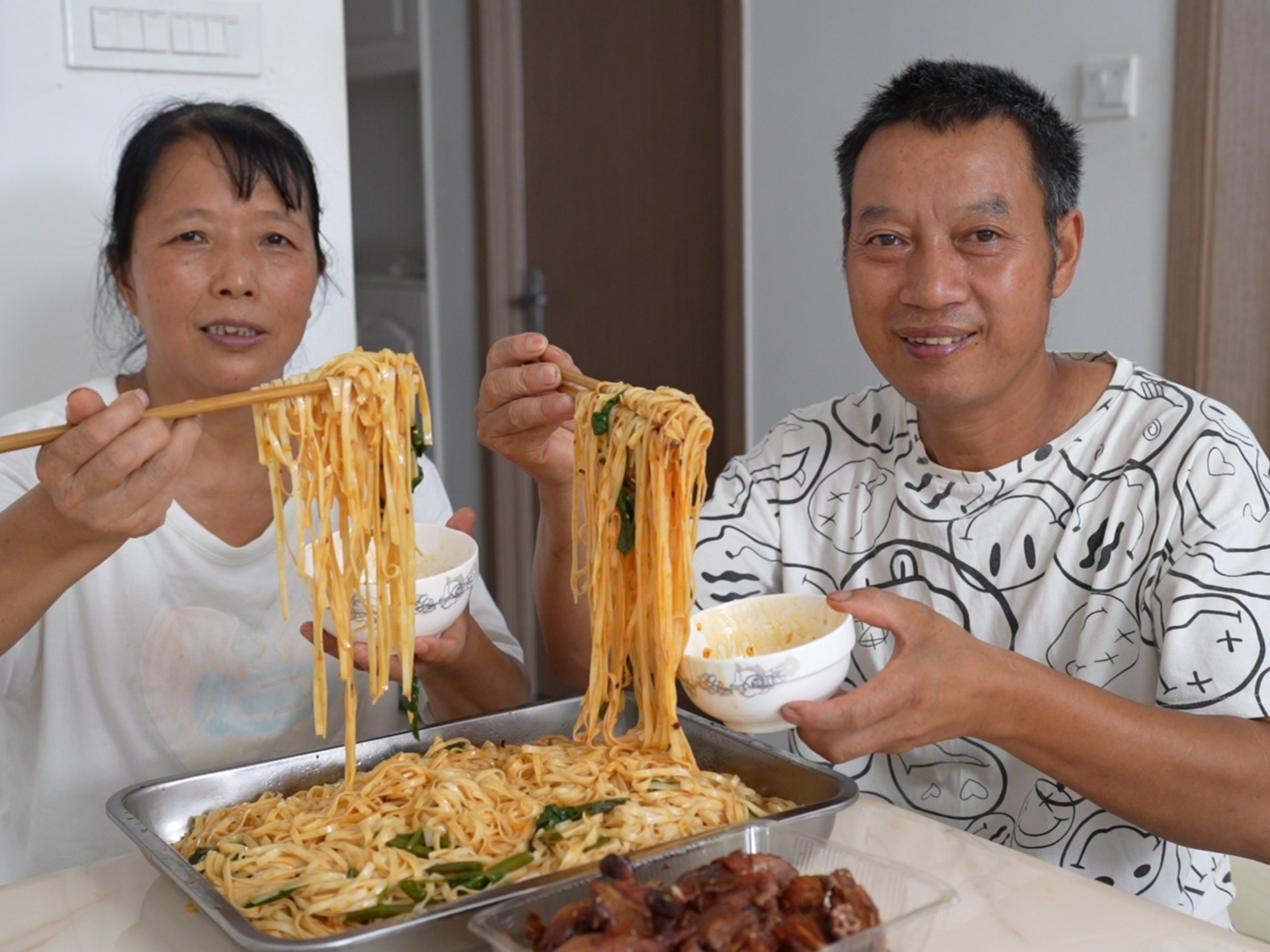 太热工友翘班，老板也没法，回家吃三斤凉面，巴适