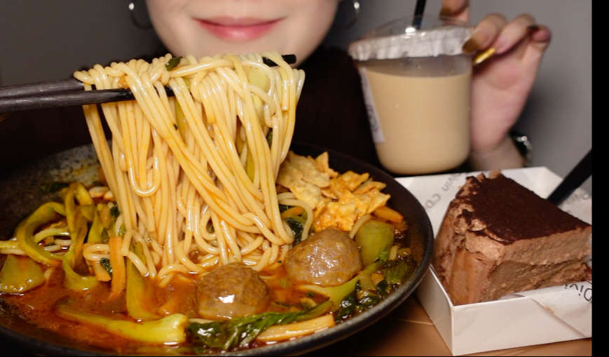 「吃飯時間」螺蛳粉 生椰拿铁 巧克力巴斯克