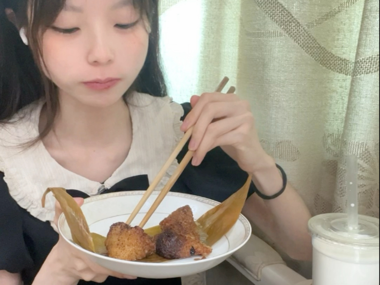 （长视频预警！！）asmr助眠咀嚼音学习白噪音-沉浸式吃烤鸭卷和煎粽