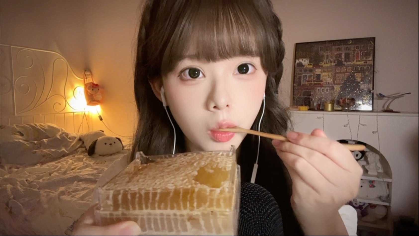 ASMR用手指和洞洞勺来吃蜂巢蜜