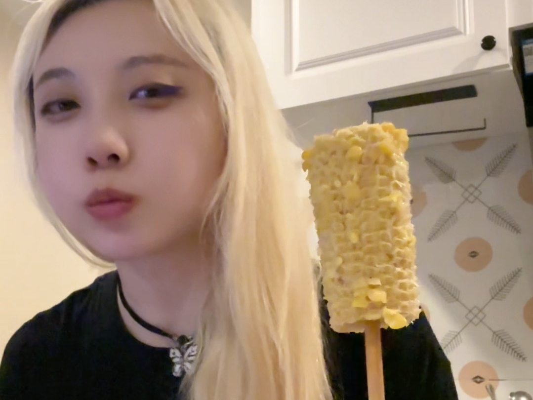 半夜简单吃个香糯玉米