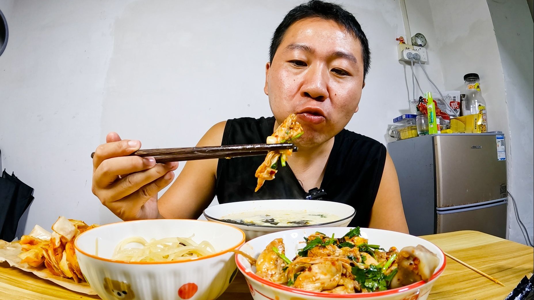 两个小菜一碗汤配上半斤酱香饼，小哥下班吃的真香，惬意