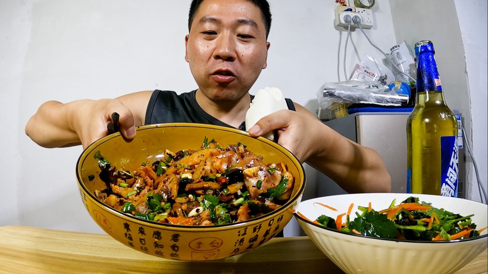 小哥今天休息，花22元买上一斤猪头肉吃，真香