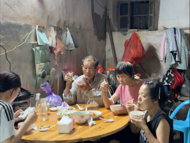 96年女生回潮汕农村和71岁爹妈生活的第87天：今天晚饭是~萝卜