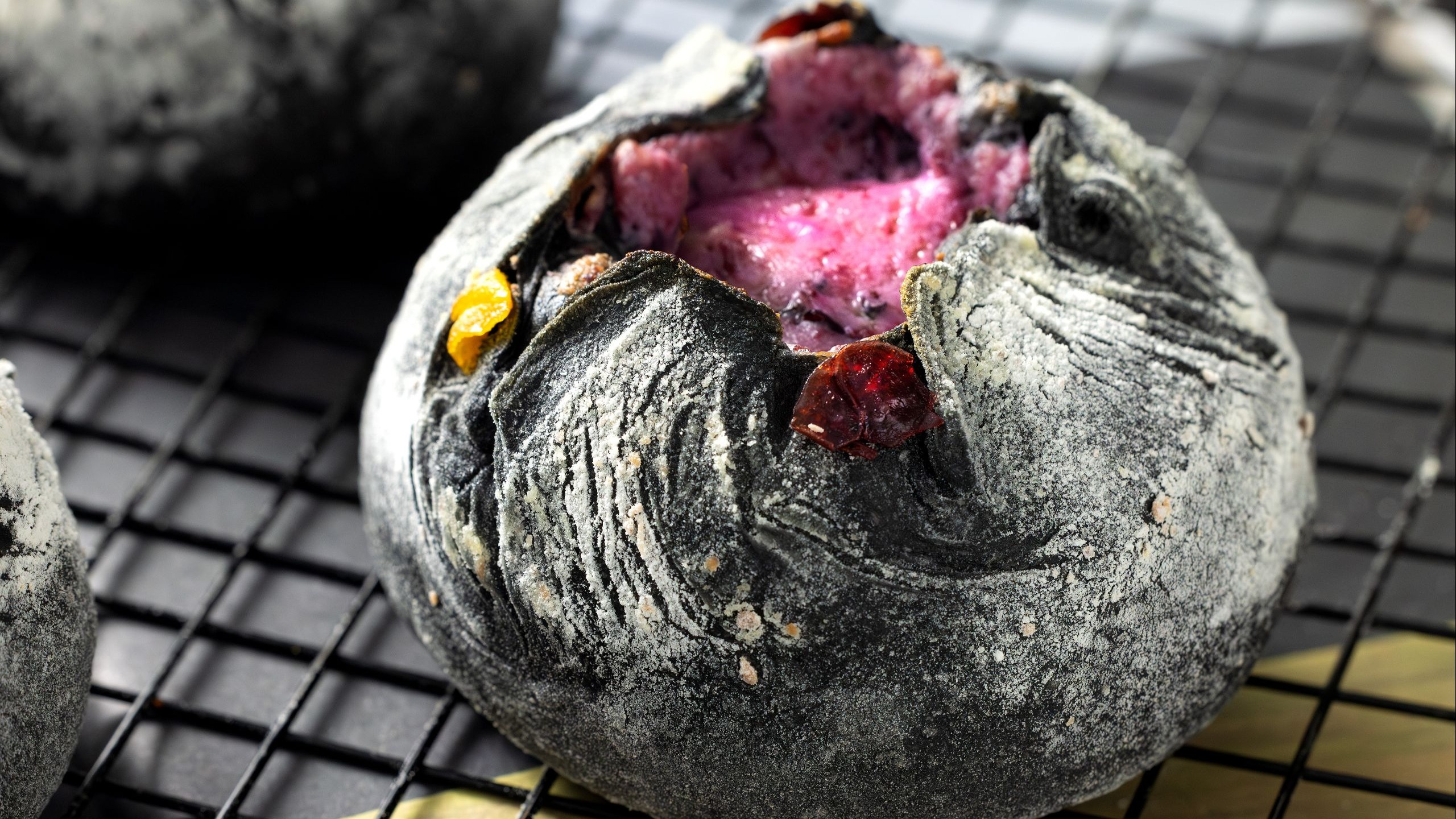 粗旷的火山脆皮面包裹着甜酒与奶香